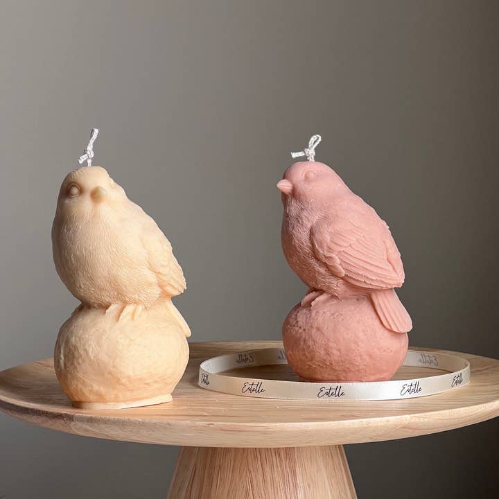 Bougie en cire de soja en forme d'oiseau faite à la main : Cadeau décoratif sculptural pour la maison pour la vente par Estelle Studio