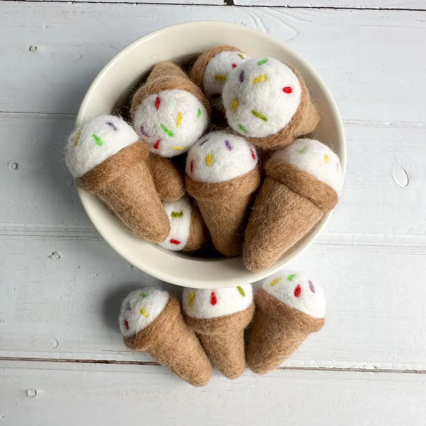 Sewing Seeds Play - Venta al por mayor Artículo decorativo de mesa - Mini cono de helado de fieltro con chispitas de colores1