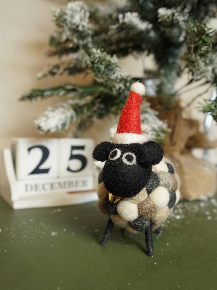 Helen zu Weihnachten - Filzwolle braune bobbelige Schafdekoration für den Großhandel von Pachamama Ltd
