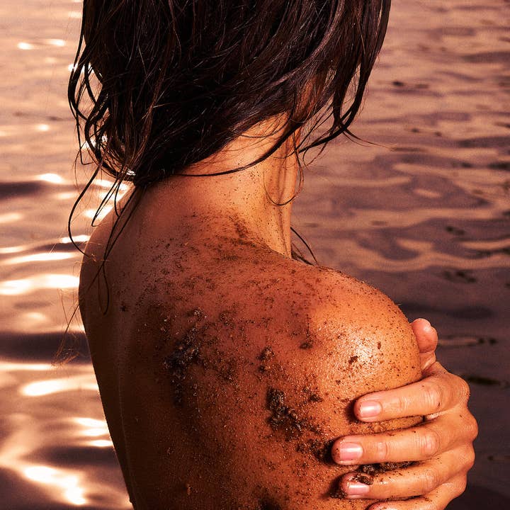 Zonnescrub | Basilicum | Honing | Walnoot Exfoliërende Scrub voor wholesale door Goldie's Natural Beauty