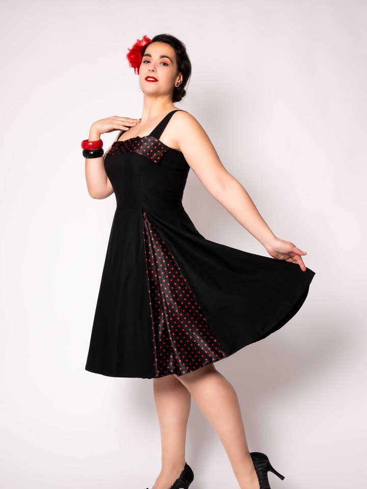 Abito Serenade - Nero/Rosso a pois per la vendita all'ingrosso da parte di Putré-Fashion