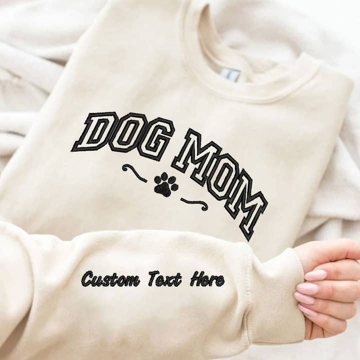 Op maat gemaakte sweatshirts met Dog Mom borduurwerk, aangepaste tekst op de mouw voor wholesale door One Nine