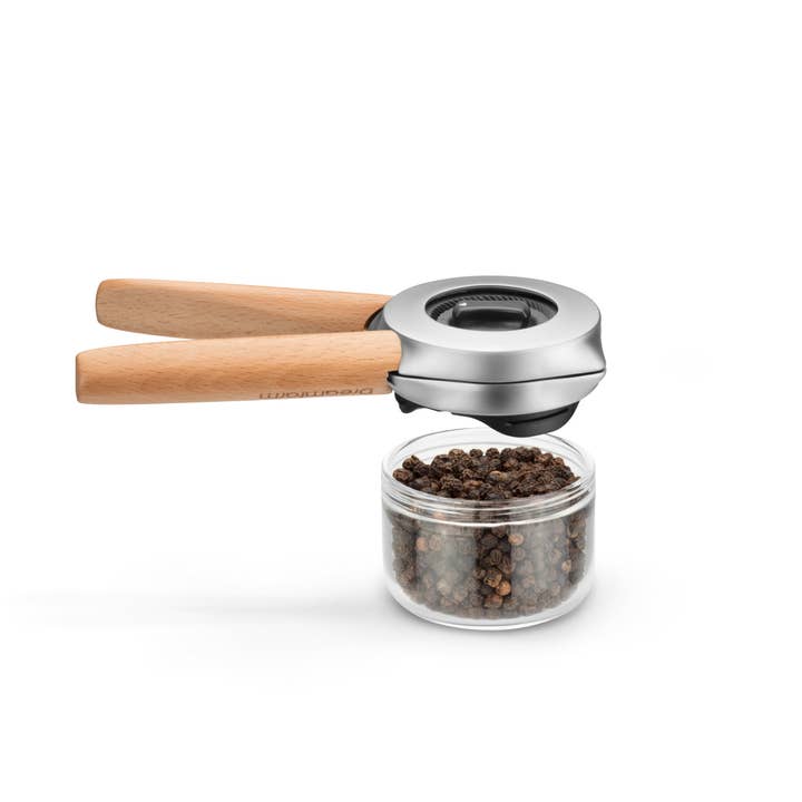 Spices Chef – wholesale Kryddkvarn – Ortwo - Drömfarm Maustemylly + Tellicherry Mustapippuri Kokonainen 70g Luomu, Reilukauppa