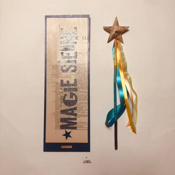 Fe N°1235. Trollstav Stjärna Papper & Regnbåge. för wholesale av La fabrique de MOTS MAGIQUES