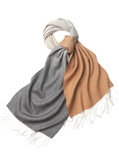 Écharpe en laine d'agneau dégradée tissée gris blanc camel pour la vente par Hommard