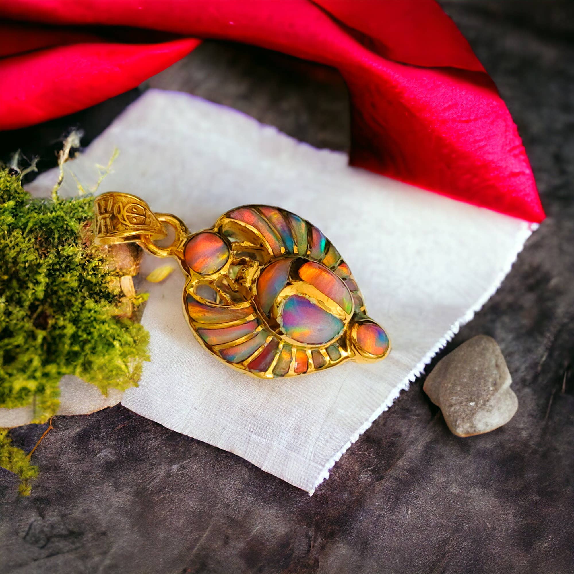 ALADDIN'S LAMP JEWELRY – Großhandel Individueller Charm/Anhänger – Anhänger mit rosafarbenem Opal, königlicher Skarabäus der Wiedergeburt, goldfarben11