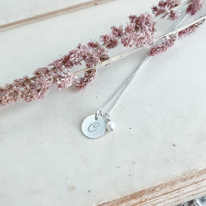 Pendentif disque monogramme en argent sterling avec accent de perle. pour la vente par SarahAnaDesigns