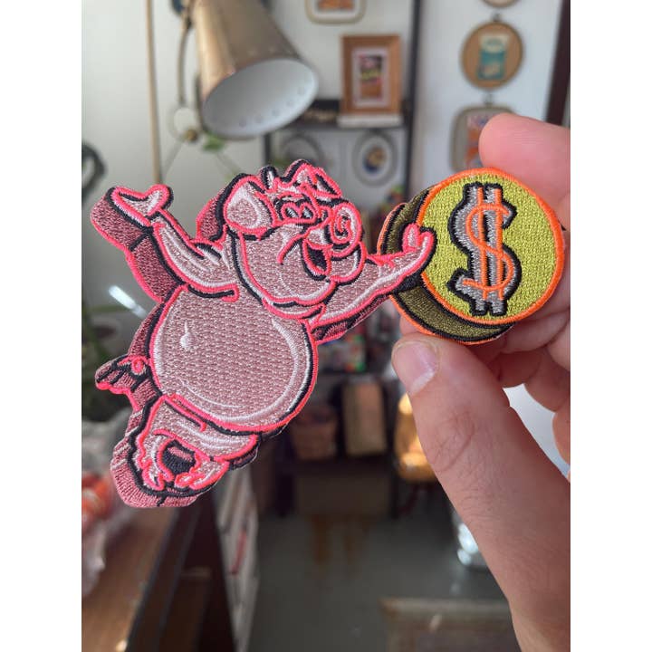 4,5” X 3,5” Broderad “Save-On Meats Pig” Patch för wholesale av FingerlessJoe