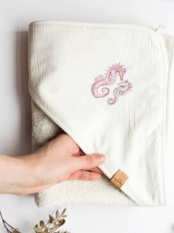 Serviette à capuche pour bébé Hippocampe 100% coton pour la vente par MiniDei