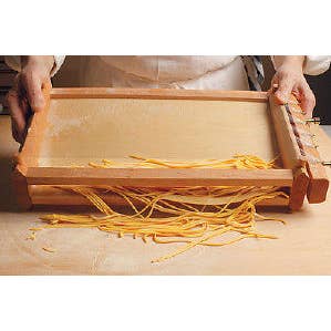 Elettro Center – Großhandel Küchengerät – Spaghettischneider „Guitar“ aus Abruzzen1