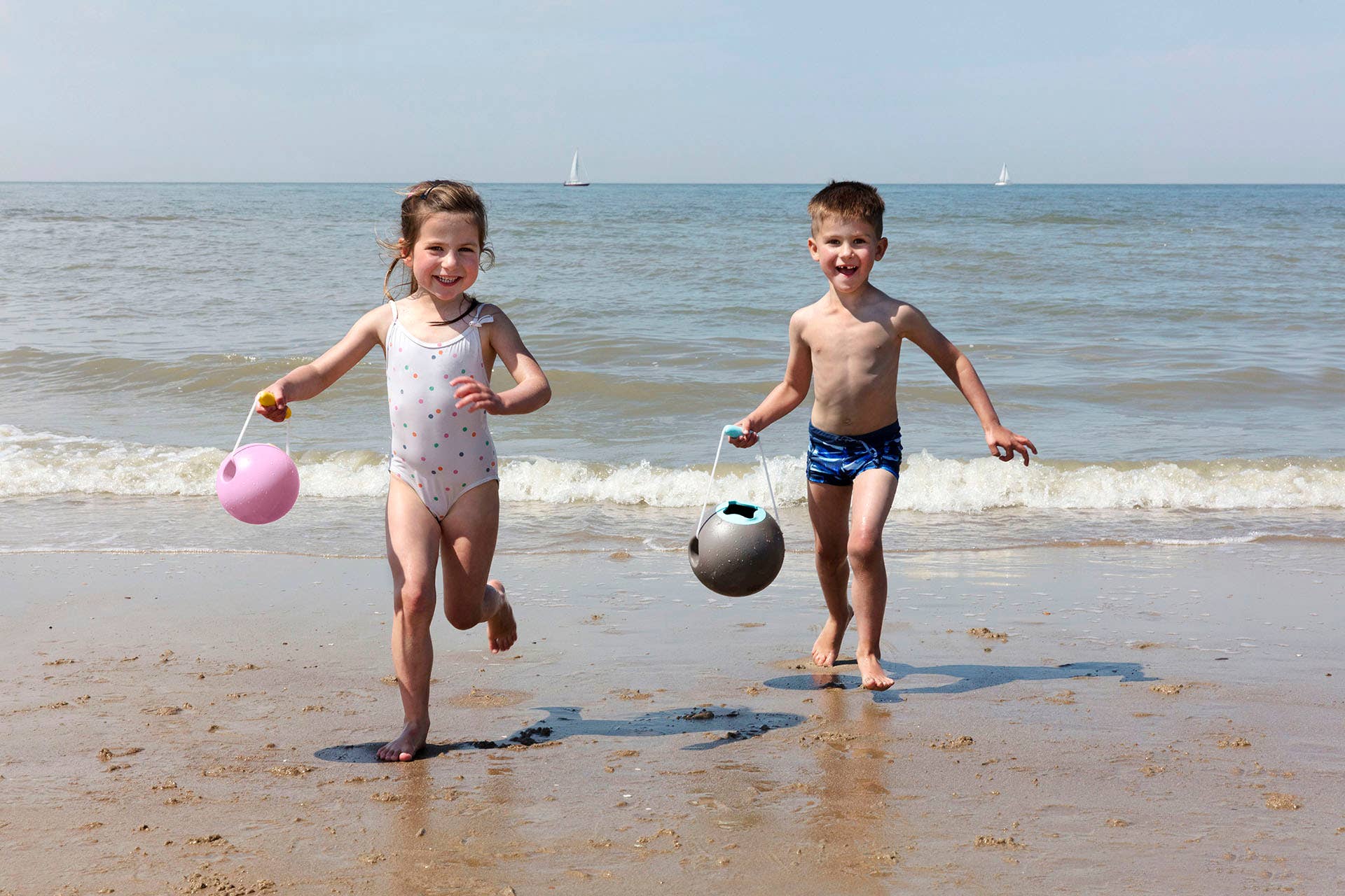 Quut Toys - Wholesale Beach/Pool Toy - Kids & Baby - Quut Mini Ballo - Kids smart, modern design no spill bucket11