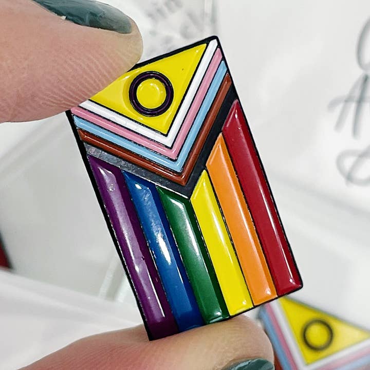 Spilla smaltata con bandiera dell'uguaglianza per la vendita all'ingrosso da parte di Carly Allred Studio