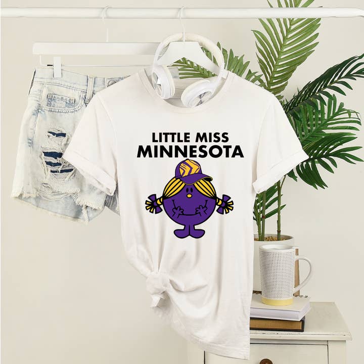T-shirt unisexe Little Miss Minnesota City pour la vente par Into The Desert