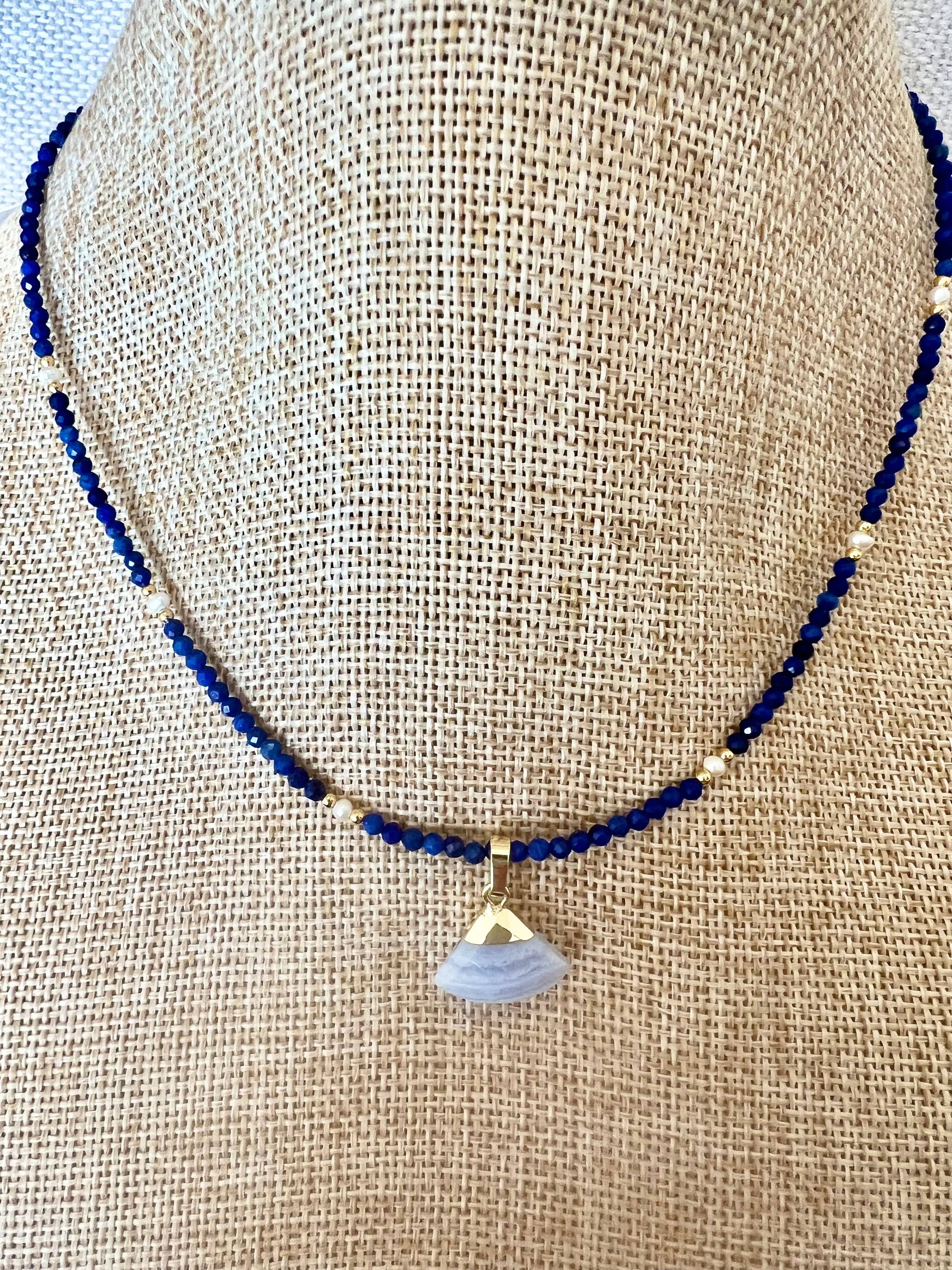 Grace Designs – Großhandel Perlenkette – Halskette mit Lapisperlen für Babys1