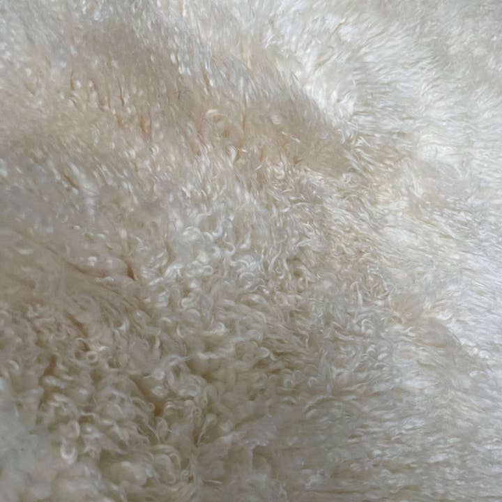 Wildash London - Wholesale Area Rug - British Curly Sheepskin Ivory Cream White 100% Natural Sheep Skin Rug6