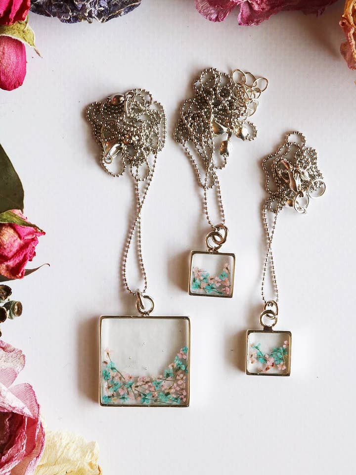 Fyrkantigt halsband - riktiga blommor eller grönska för wholesale av Flora and Forest Jewellery