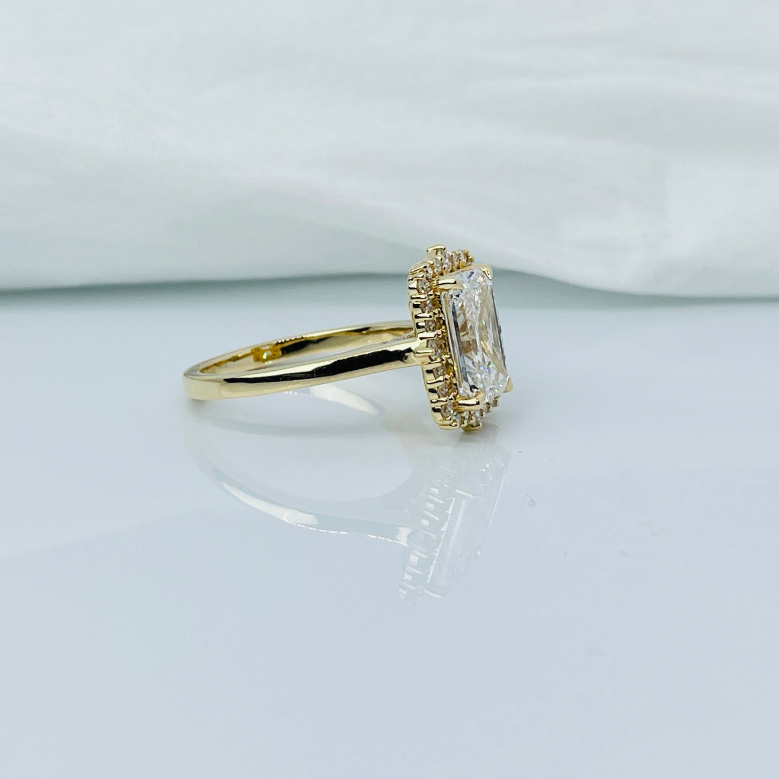 Triple C Diamonds – Großhandel Verlobungsringe – 3 Karat Radiant-Schliff Halo 14K Massivgold Solitär Diamant Verlobungsring3