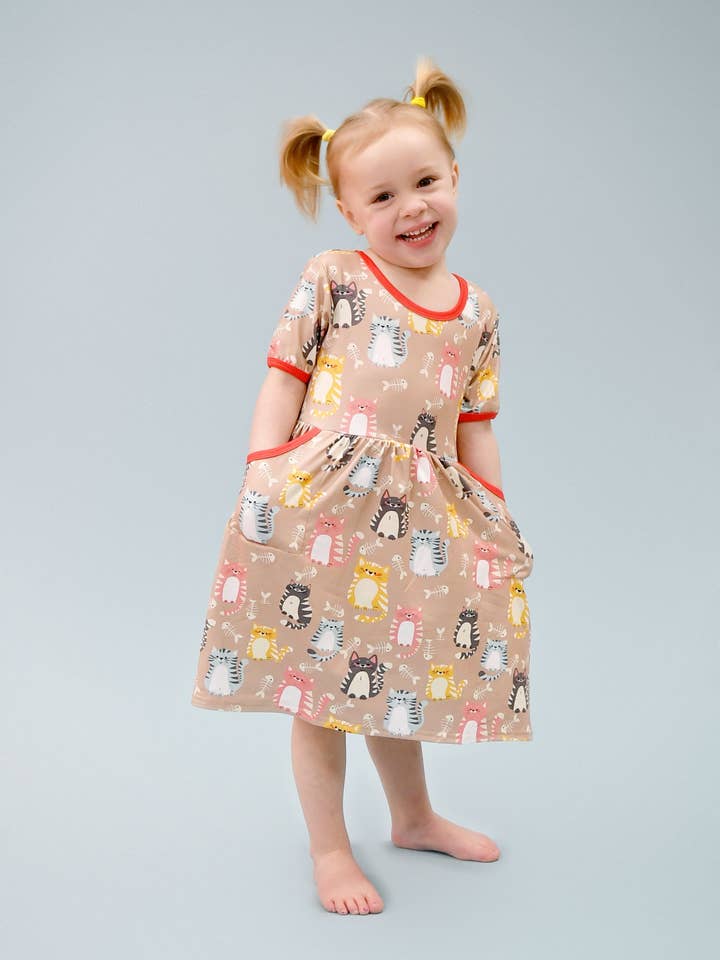 Robe à manches courtes en soie de lait avec poche Feeling Purrrfect pour la vente par Great Lakes Kids Apparel