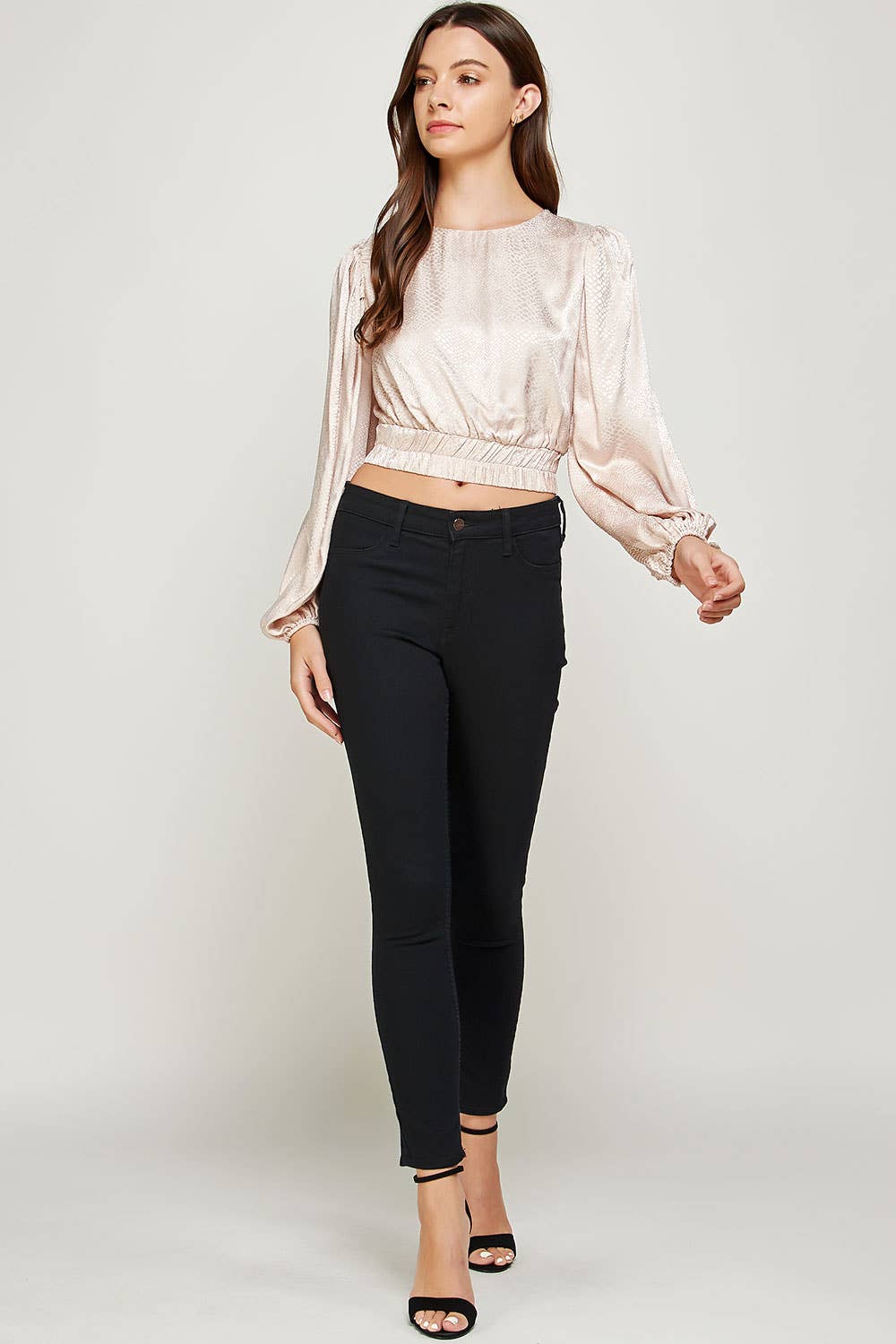 Strut & Bolt – Großhandel Bluse – Damen – Rückenfreie Jacquard-Satinbluse mit offenem Rücken11