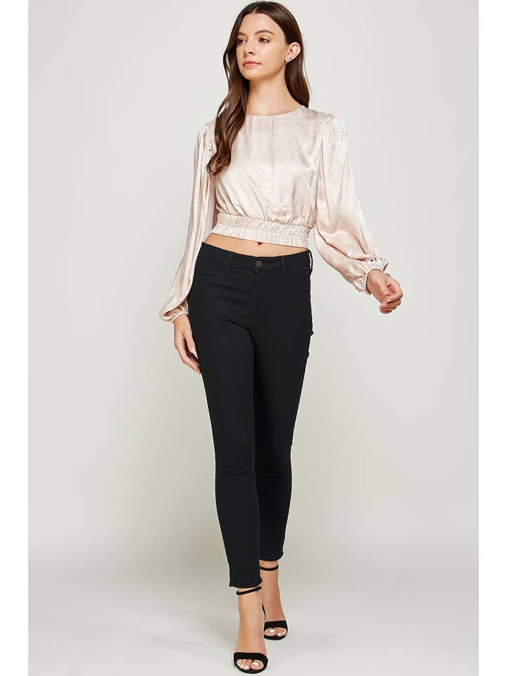 Strut & Bolt – Großhandel Bluse – Damen – Rückenfreie Jacquard-Satinbluse mit offenem Rücken11