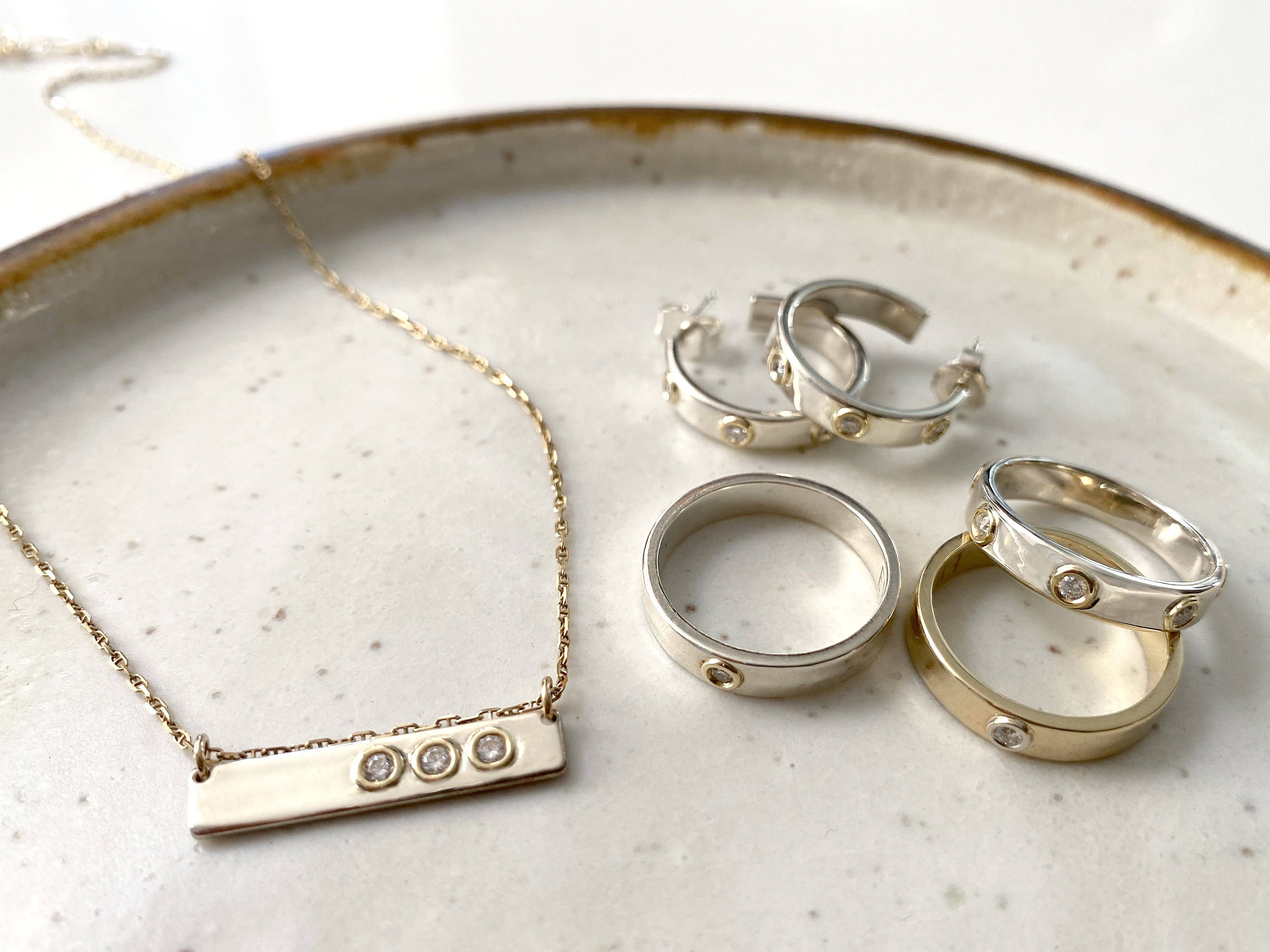 Elliot Young Fine Jewelry - Vendita all'ingrosso Anelli multipietra - Cinturino in argento sterling 14 carati «Liquid Metal» con 7 diamanti4