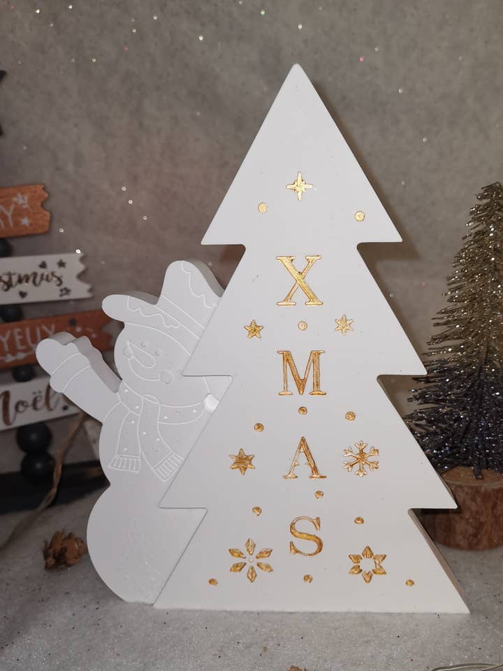 Kerstdecoratie met sneeuwpop en kerstboom van jesmonite voor wholesale door Biotandem