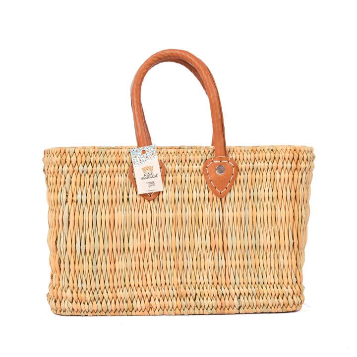 Håndvævet beige kurv i siv med læderhåndtag for engroshandel hos King Of Handmade