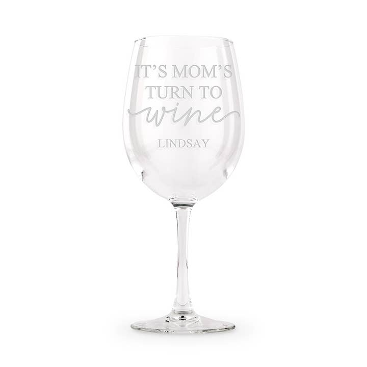 Grand verre à pied gravé « It’s Mom’s Turn To Wine » pour la vente par Weddingstar Inc.