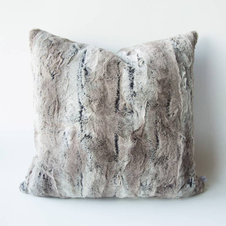 Housse de coussin en fausse fourrure Mountain Fox pour la vente par Harmony House