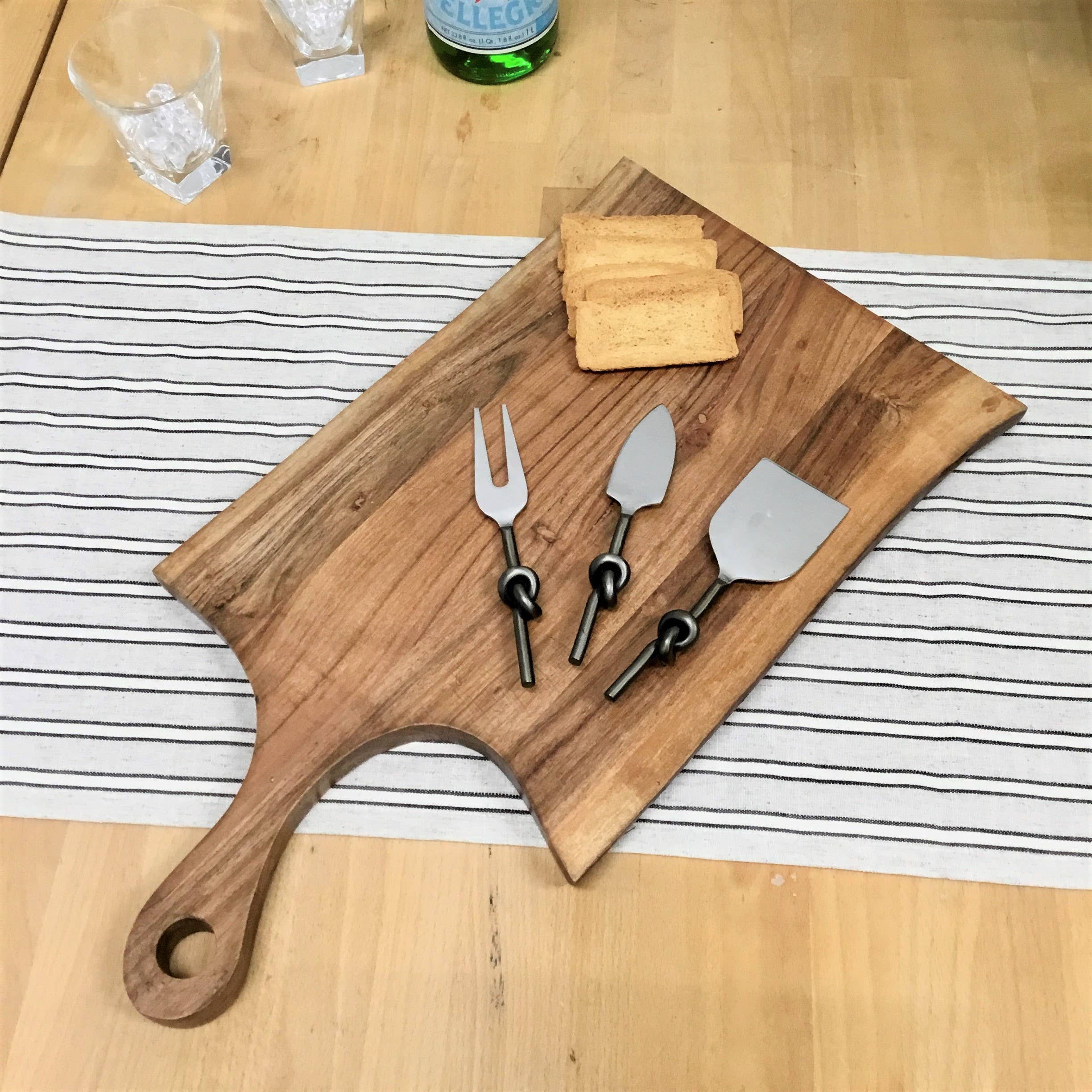 India Handicrafts Inc - Vente Planche à découper - PETITE planche rectangulaire en bois d'acacia avec bord naturel et poignée#713371