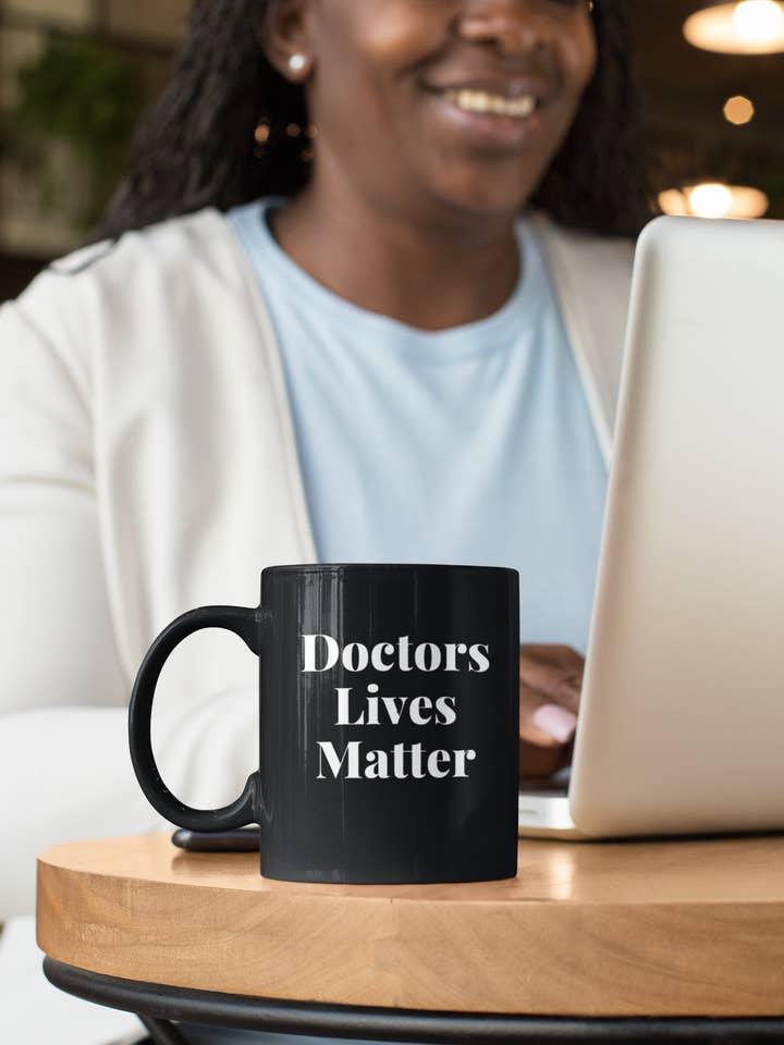 Doctors Lives Matter Tazza per la vendita all'ingrosso da parte di Sunday Treasures/ Royally Pampered