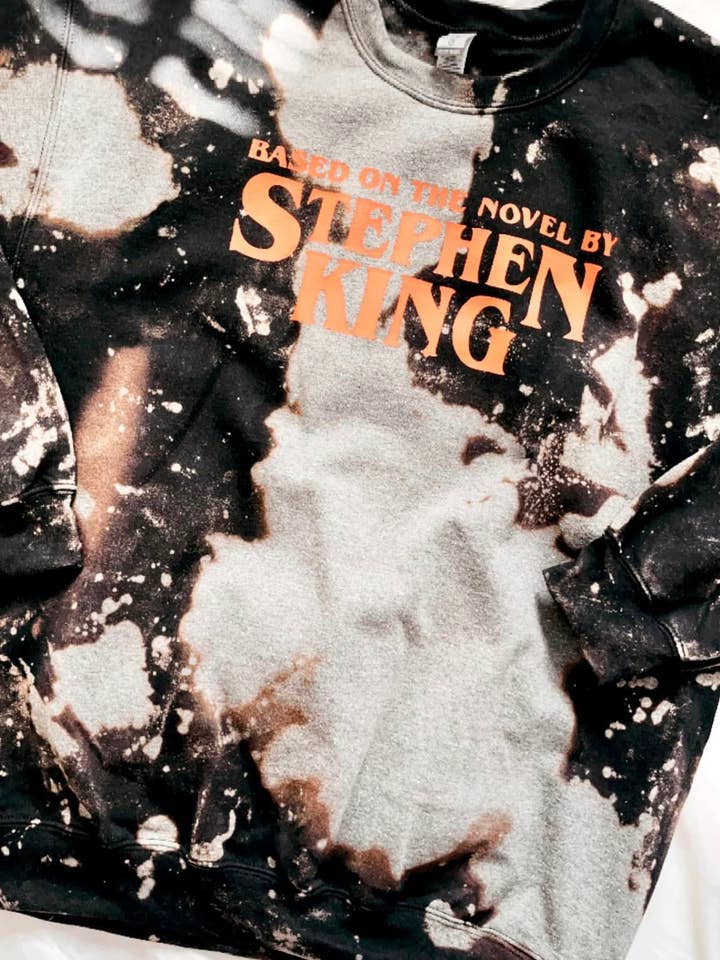 Baseret på en roman af Stephen King | Bleget sweatshirt med rund hals for engroshandel hos whaddupkait designs