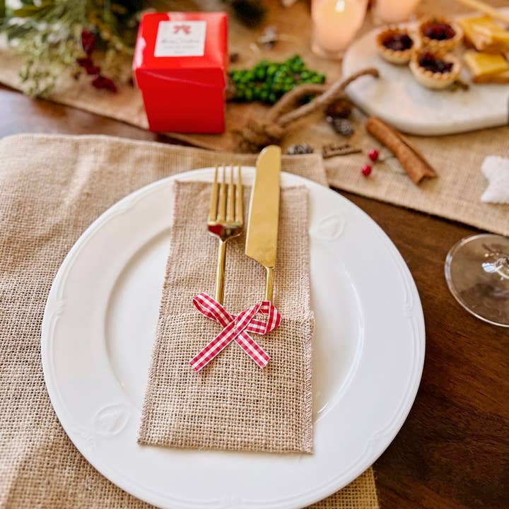 Uniq Favors - Venta al por mayor Caminos de mesa - Porta cubiertos de arpillera con lazo festivo para decoración navideña1
