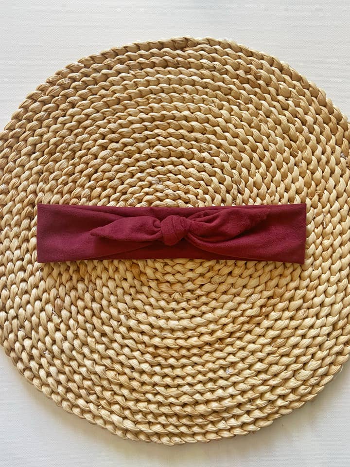 Bandeau bordeaux à nouer en microsuède pour la vente par Twig + Roe