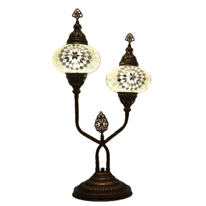 86207 : LAMPE DE TABLE À DOUBLE "X" AVEC ABAT-JOUR MOSAÏQUE PRESSÉE DE 7" - LED I pour la vente par Import Corner