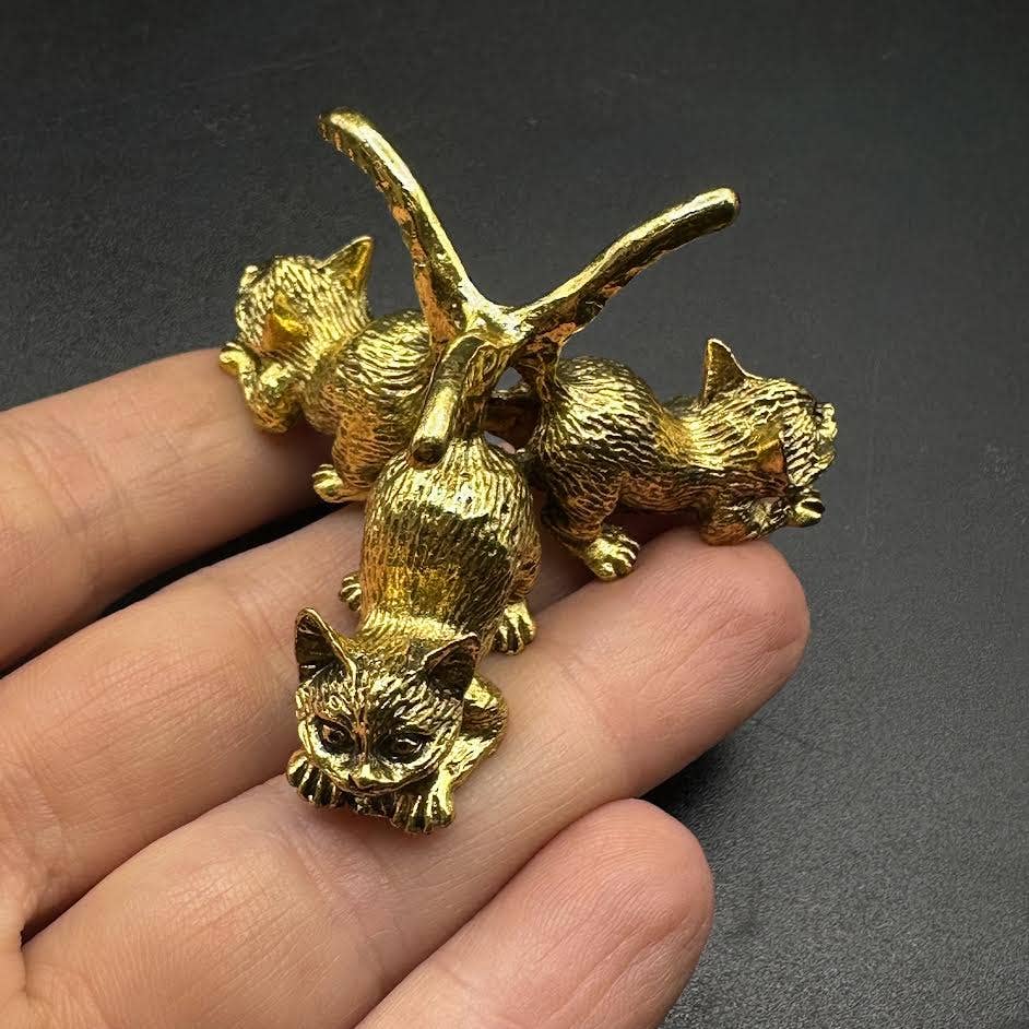 The Crystal Tabby - Wholesale Decorative Tabletop Object - Tiny Cat Stand - GOLD1