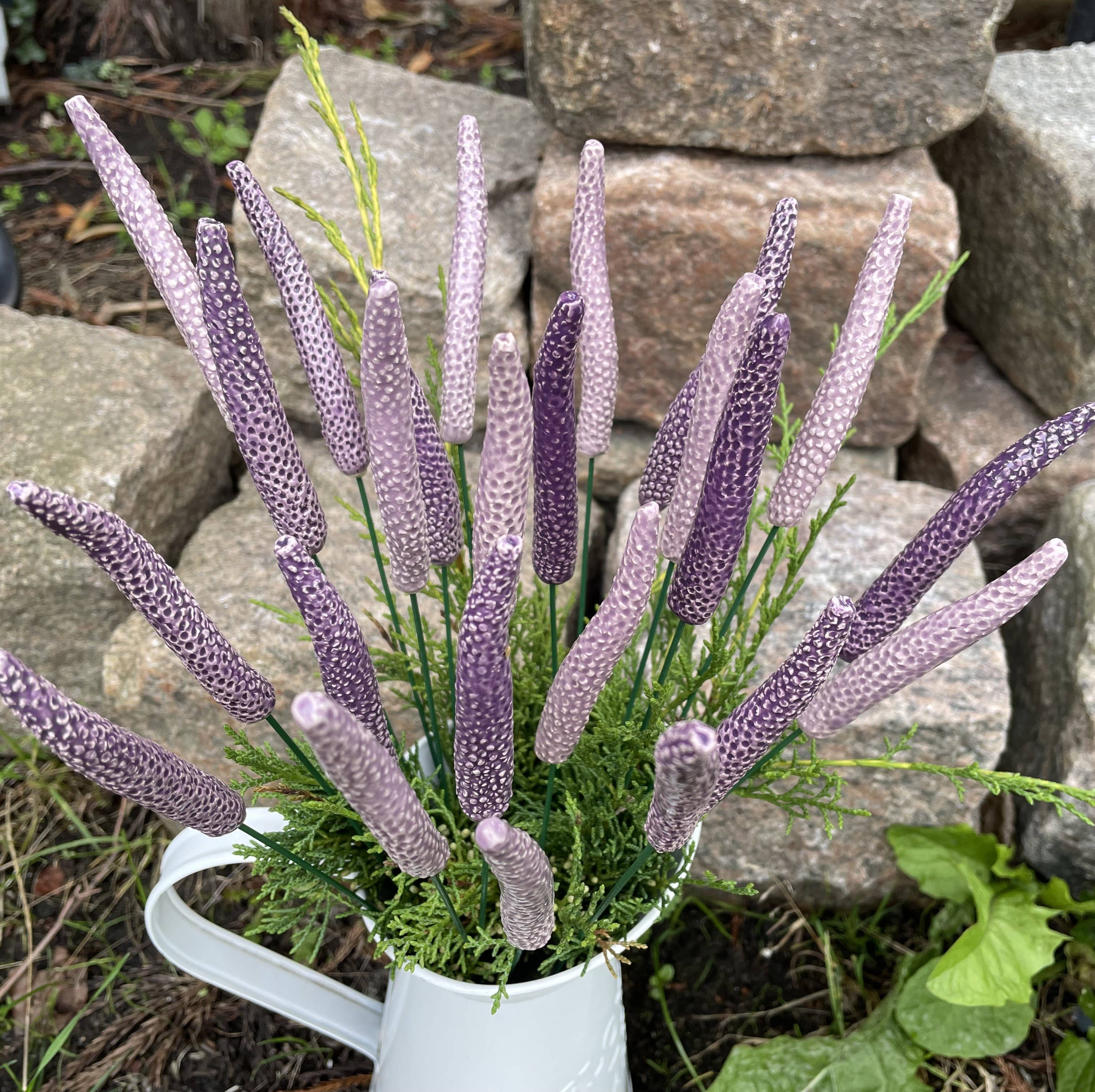 Pannonhem AB. – Großhandel Pfosten/Pfähle – Keramikblume Lavendel mit Stiel, Pflanzenstecker, Lavendel an Drahtstiel3