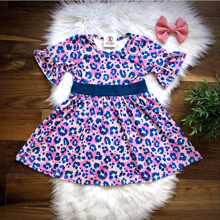 Robe torsadée léopard lumineuse par Wellie Kate pour la vente par Wellington Design Co.