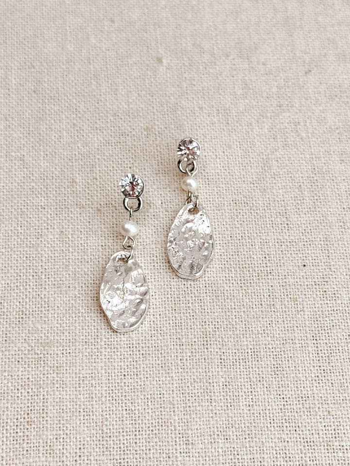 Boucles d'oreilles pendantes en strass argenté et perles pour la vente par Gracie Rose Designs