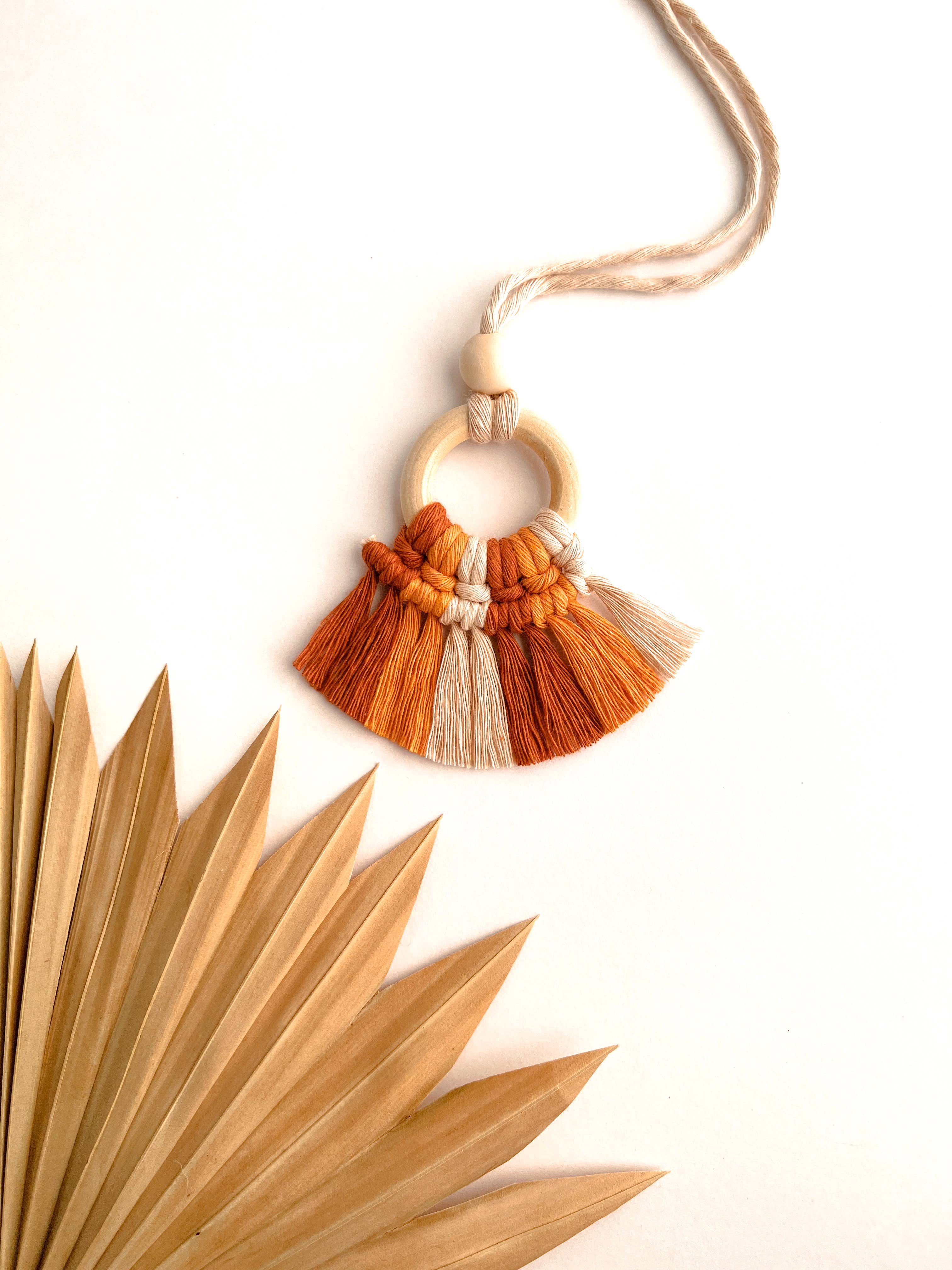 Meraki The Studio Co. – Engroshandel Dekorativ bilamulet – unisex – Macrame Bil Charm Diffuser | Bakspejl bøjle0