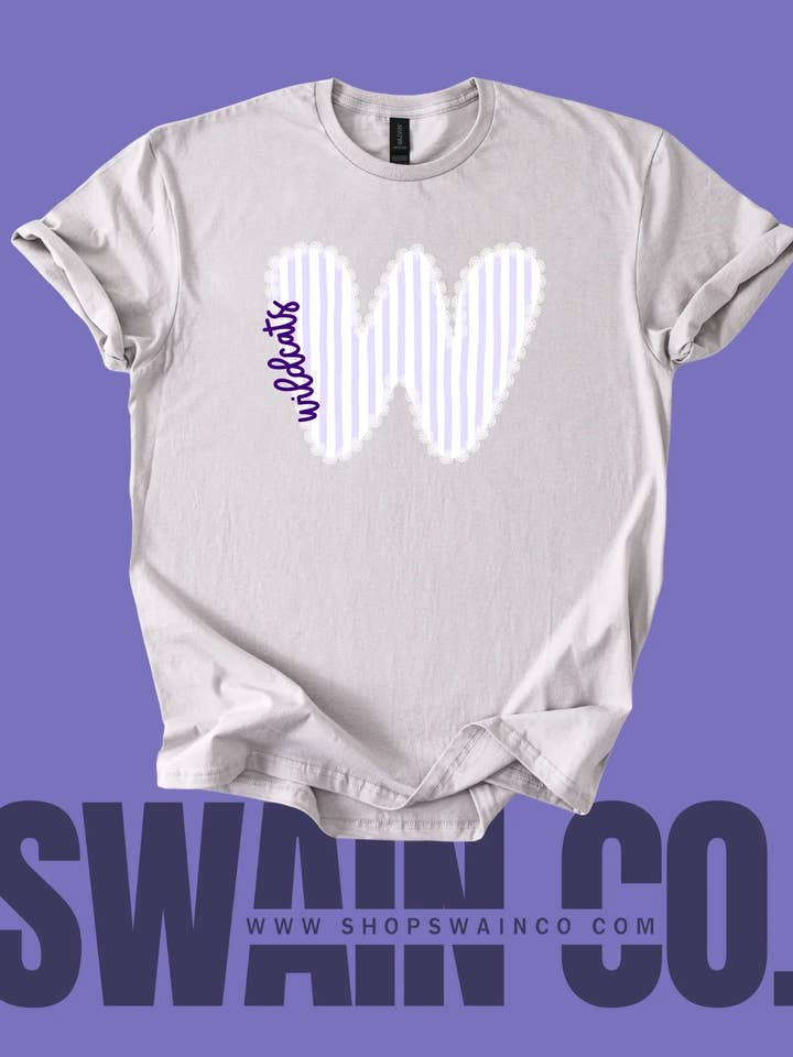 Swain Co. Embroidery & Press - Vente T-shirt sérigraphié – femme - T-shirt mascotte avec bordure en dentelle preppy – Tee-shirt esprit personnalisé1