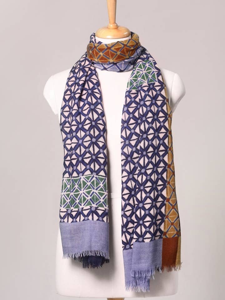 Écharpe en laine à imprimé moderne en treillis - Bleu Multi | SVEŽElife pour la vente par SVEZElife