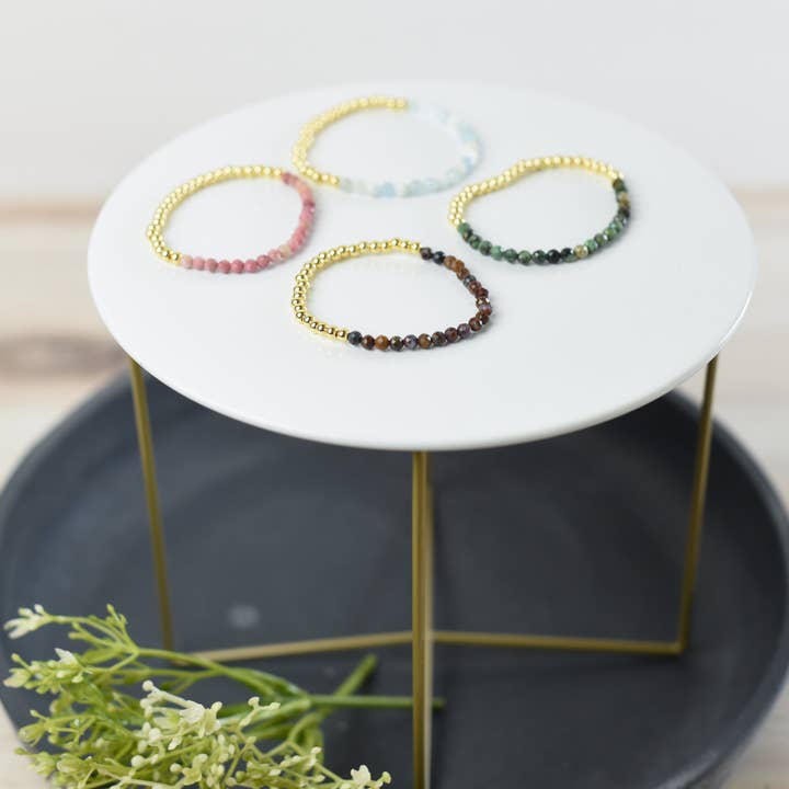 Bracelet extensible orné de pierres précieuses et de perles dorées Taylor pour la vente par Lauren Lane