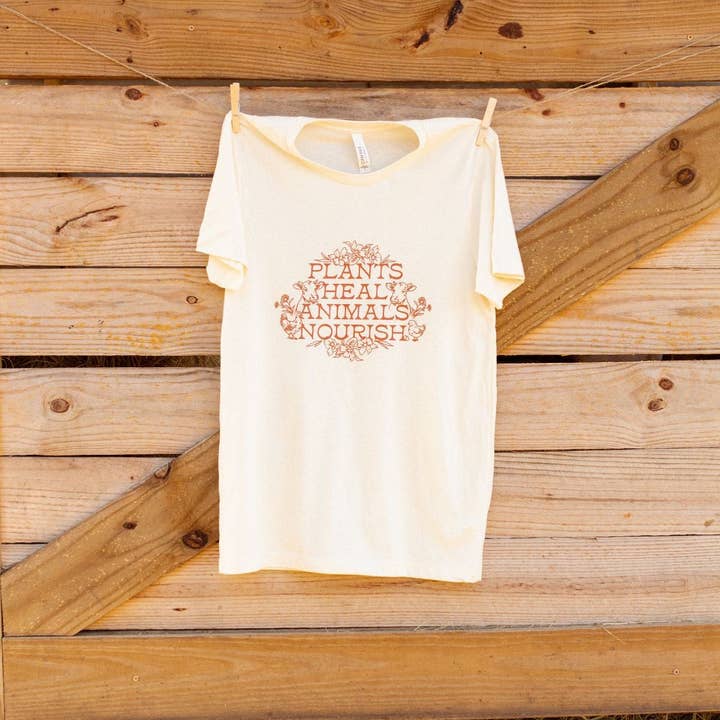 Collection de la Ferme Urbaine Plantes Guérissent, Animaux Nourrissent Tee pour la vente par Urban Farm Apothecary & Urban Farm Cosmetics