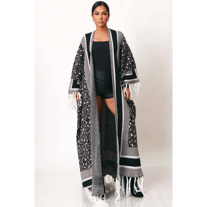 MANTEAU KIMONO À FRANGES D'ÉLÉGANCE SAUVAGE pour la vente par Black Pearl Clothing