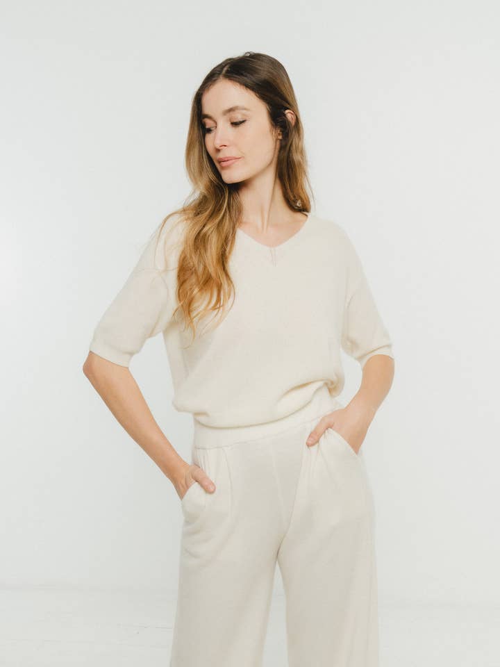 Maglione a maniche corte con scollo a V in cashmere e lana per la vendita all'ingrosso da parte di JULIA PARIS