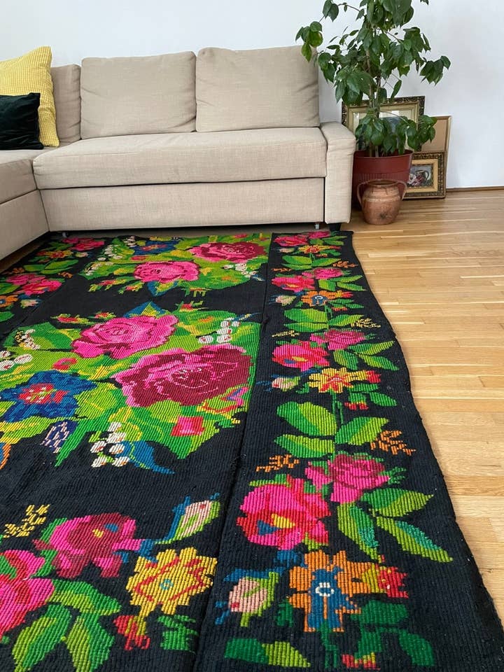 Rumænsk blomstret tæppe med smukke håndlavede rosa roser for engroshandel hos MADE WITH LOVE RO SRL