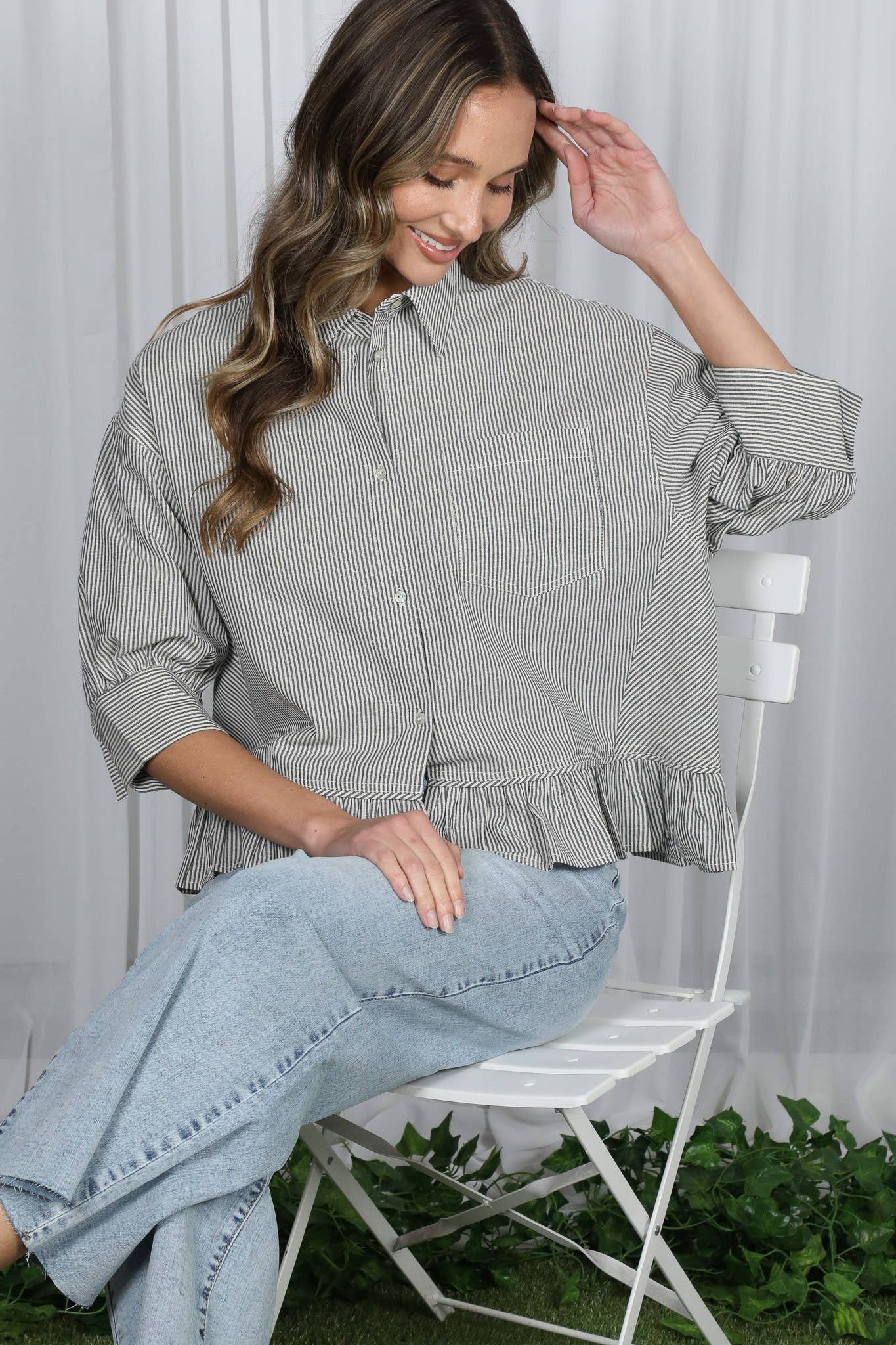 Vine & Love – Camisa com botões no colarinho – Mulher por atacado – Camisa às Riscas com Detalhe de Bolso e Bainha com Folhos 100% Algodão VT82772A16