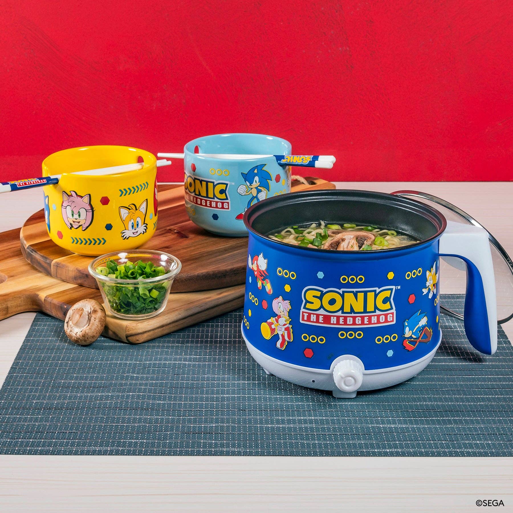 Uncanny Brands - Vente Appareils électroménagers - Marmite Sonic the Hedgehog d'Uncanny Brands avec bols à ramen1