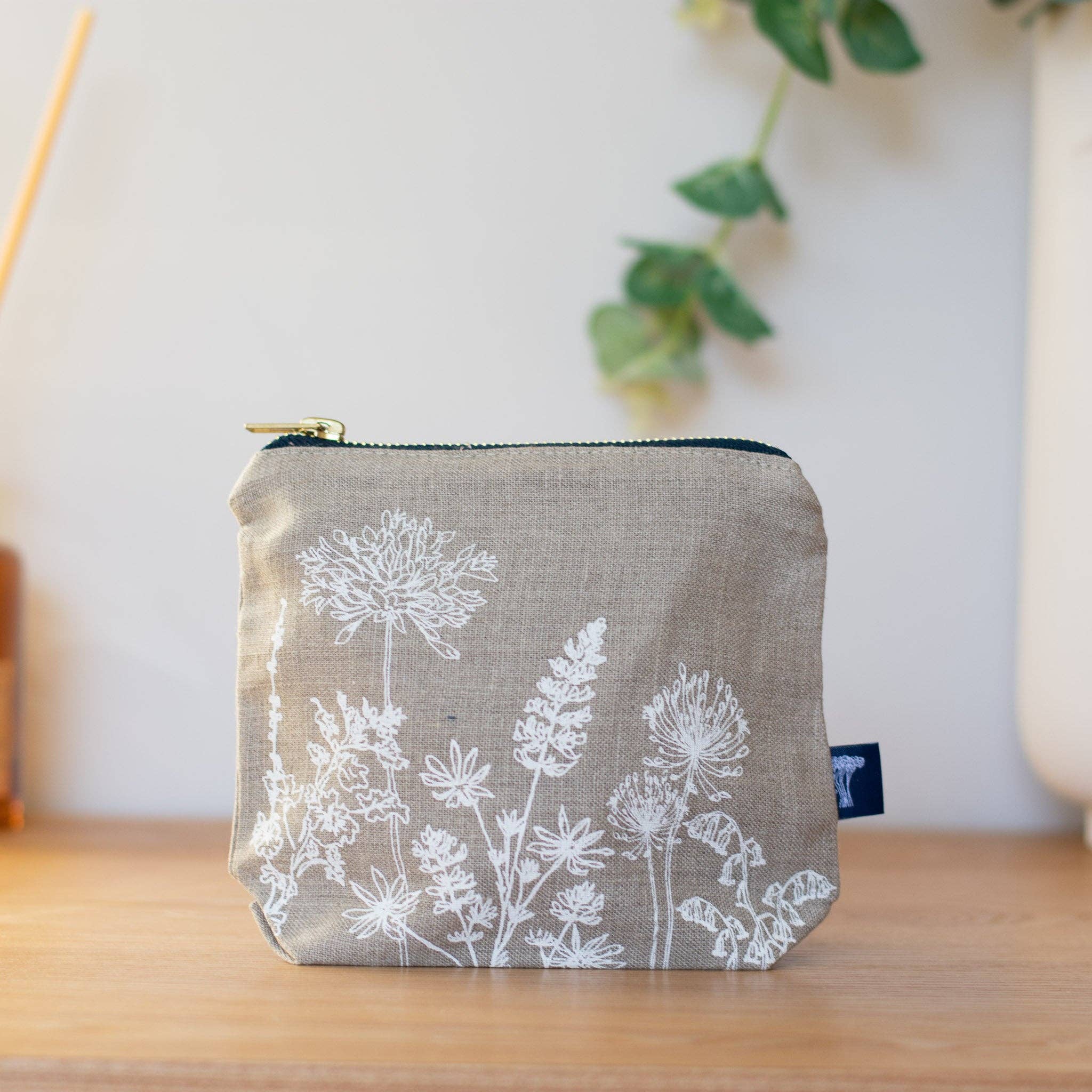 Helen Round - hand printed linen (US Duties Paid) – wholesale Make-up/cosmetic bag – Linen Makeup Bag, Waterproof Lined, Floral Cosmetic Bag4